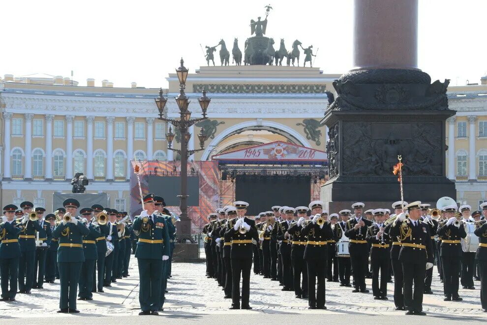 Дворцовая площадь парад Победы. Парад на Дворцовой площади 9 мая. Дворцовая площадь в Санкт-Петербурге 9 мая. Дворцовая площадь 9 мая. Парад 9 мая спб