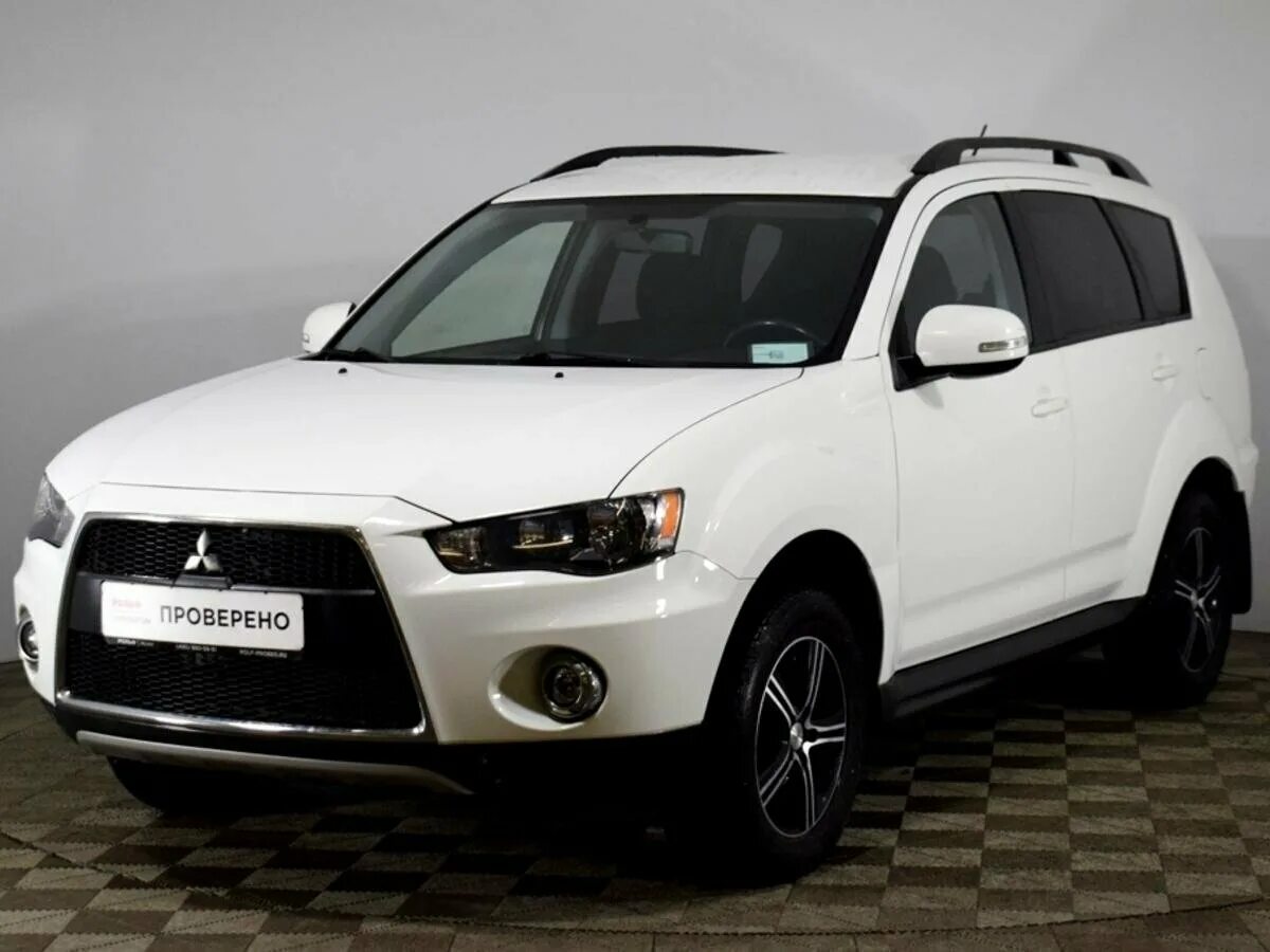 Mitsubishi белая. Митсубиси Аутлендер белый. Mitsubishi Outlander 2011 белый. Митсубиси Аутлендер 4 белый. Митсубиси Аутлендер 2011 белый.