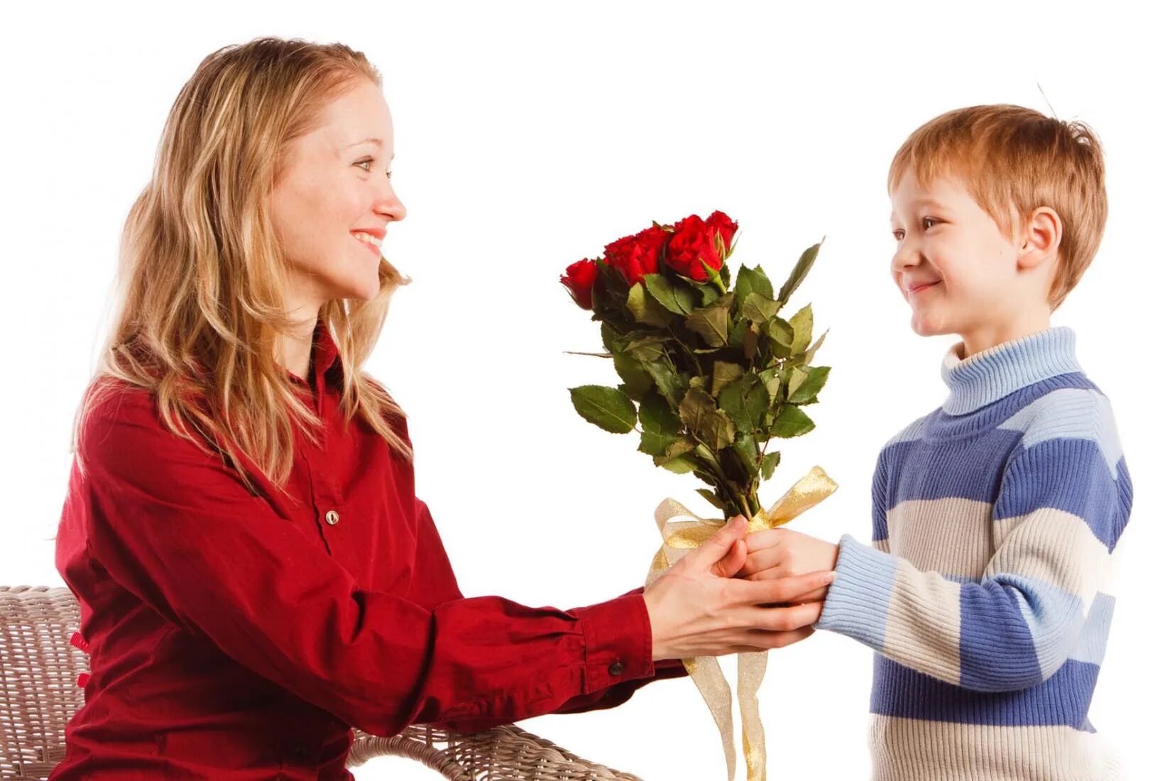 Цветы для мамы. Мальчик дарит цветы маме. Ребенок дарит цветы маме. Ребенок дарит подарок маме. Дарят цветы комнатные
