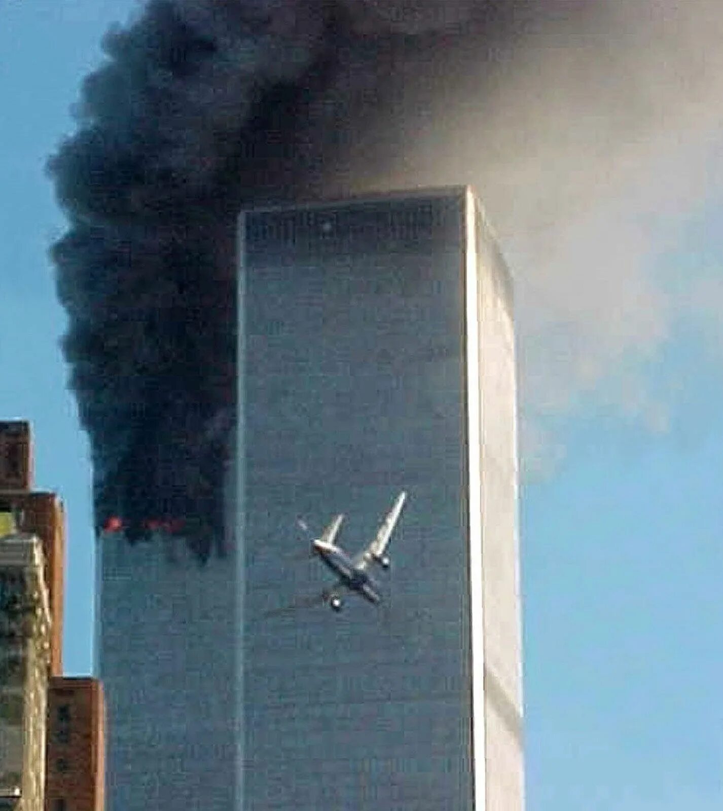 Небоскребы 2001. Башни-Близнецы 11 сентября 2001. Теракт в Нью-Йорке 11 сентября 2001. Башни Близнецы в Нью-Йорке 11 сентября. 11 Сентября самолет врезался в башни Близнецы.
