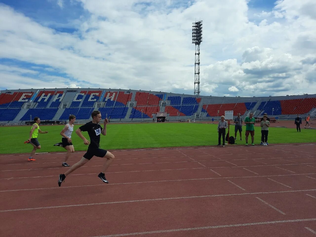 Атлетика красноярск. Легкая атлетика Красноярск. Спорт парк атлетика Красноярск. Спортсмены Красноярска. Вейберт легкая атлетика Красноярск.