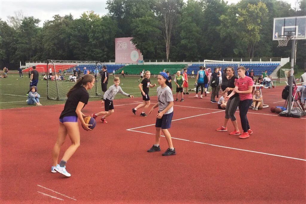 Спортивный выкса. Спортивный город со спортсменами. день города выкса. инза город спортивные состязания. город выкса спортивные объекты.