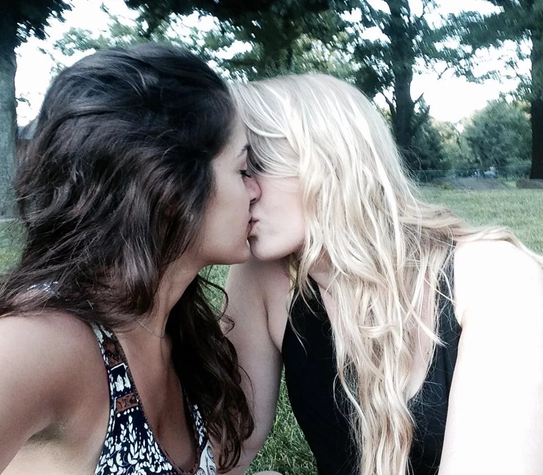 Лизбиянки с длинными волосами. Красивые лесбийские пары. Красивая лесбийская любовь. Красивые молодые лесбияночки. Lesbian 12