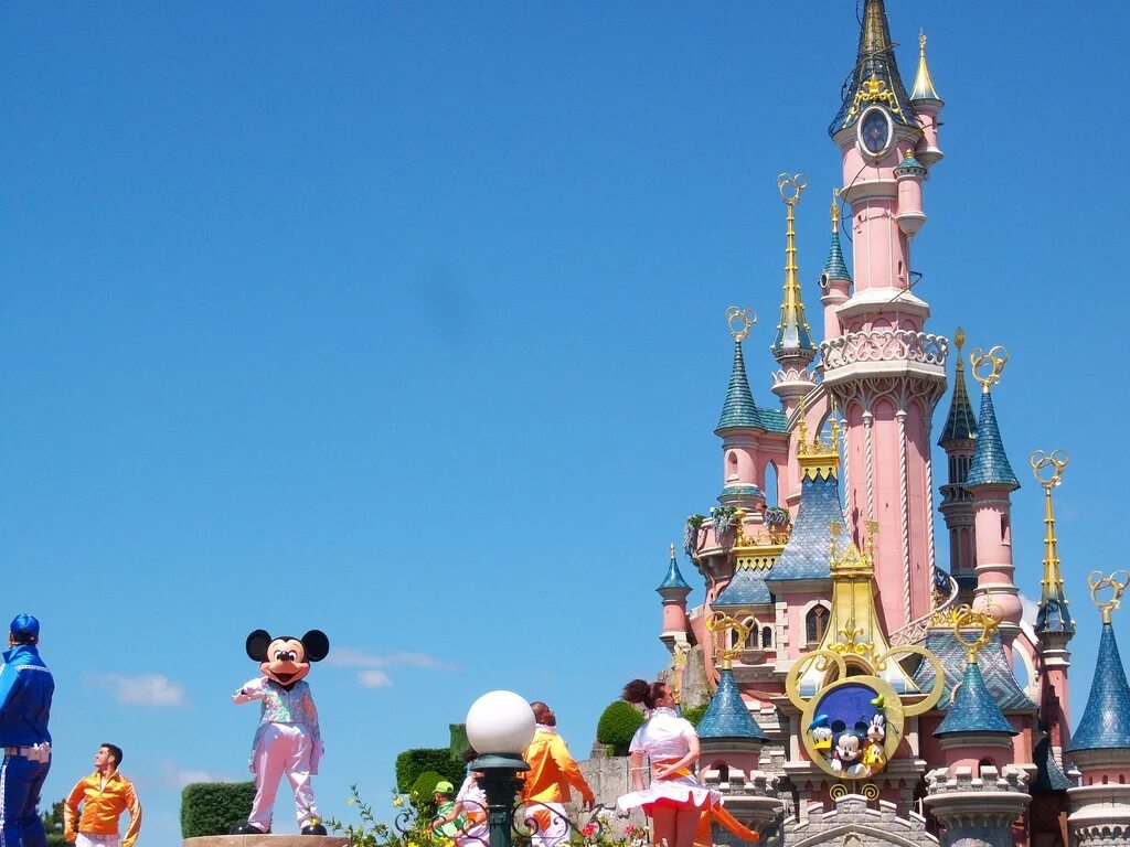 Где расположен диснейленд. Диснейленд Париж достопримечательности. Disneyland France аттракционы. Достопримечательности Франции Диснейленд. Фон Диснейленд Париж.