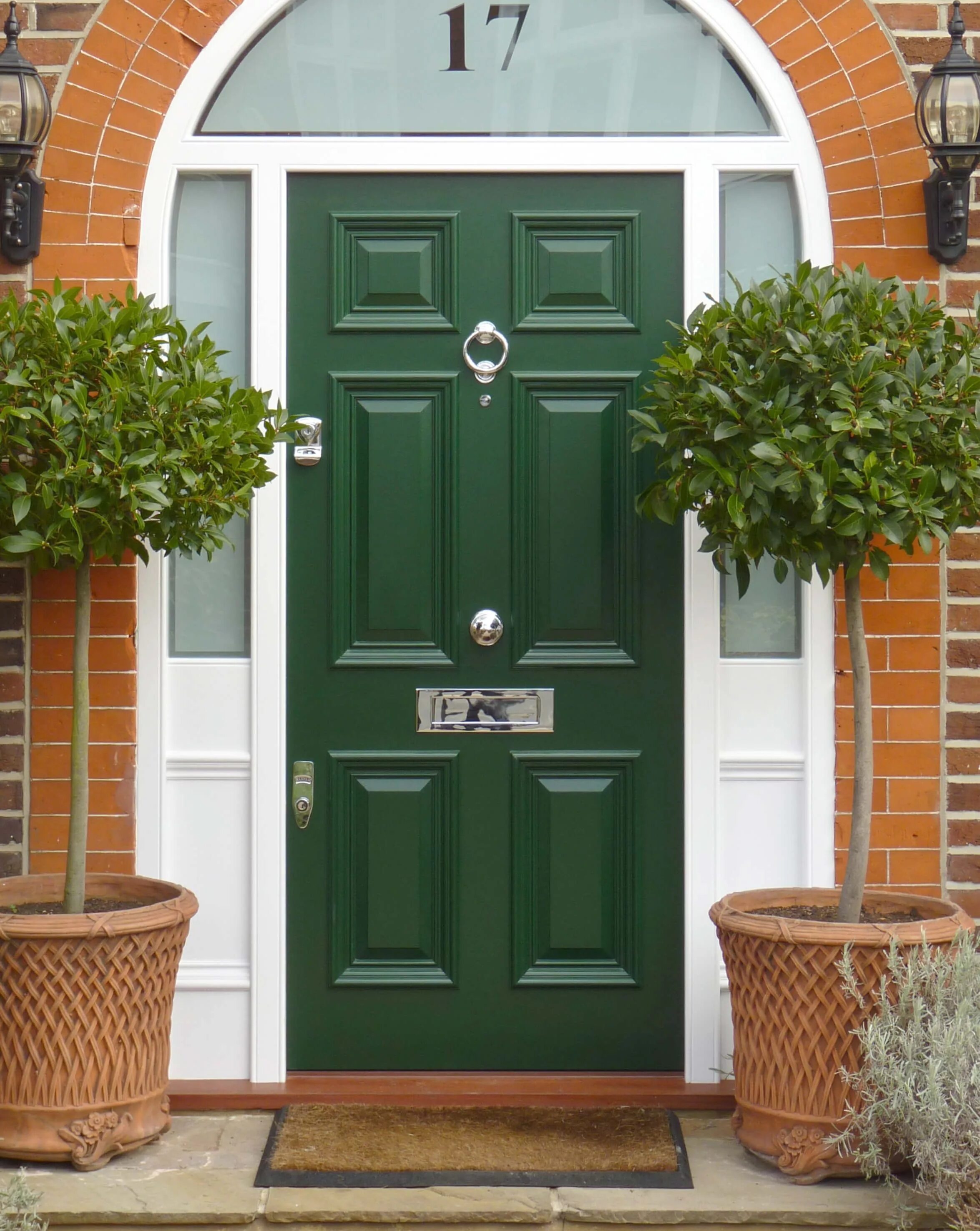 Зеленая металлическая входная дверь 6005. Двери в английском стиле. Входная дверь в английском стиле. D[jlyfzдверь в американском стиле.