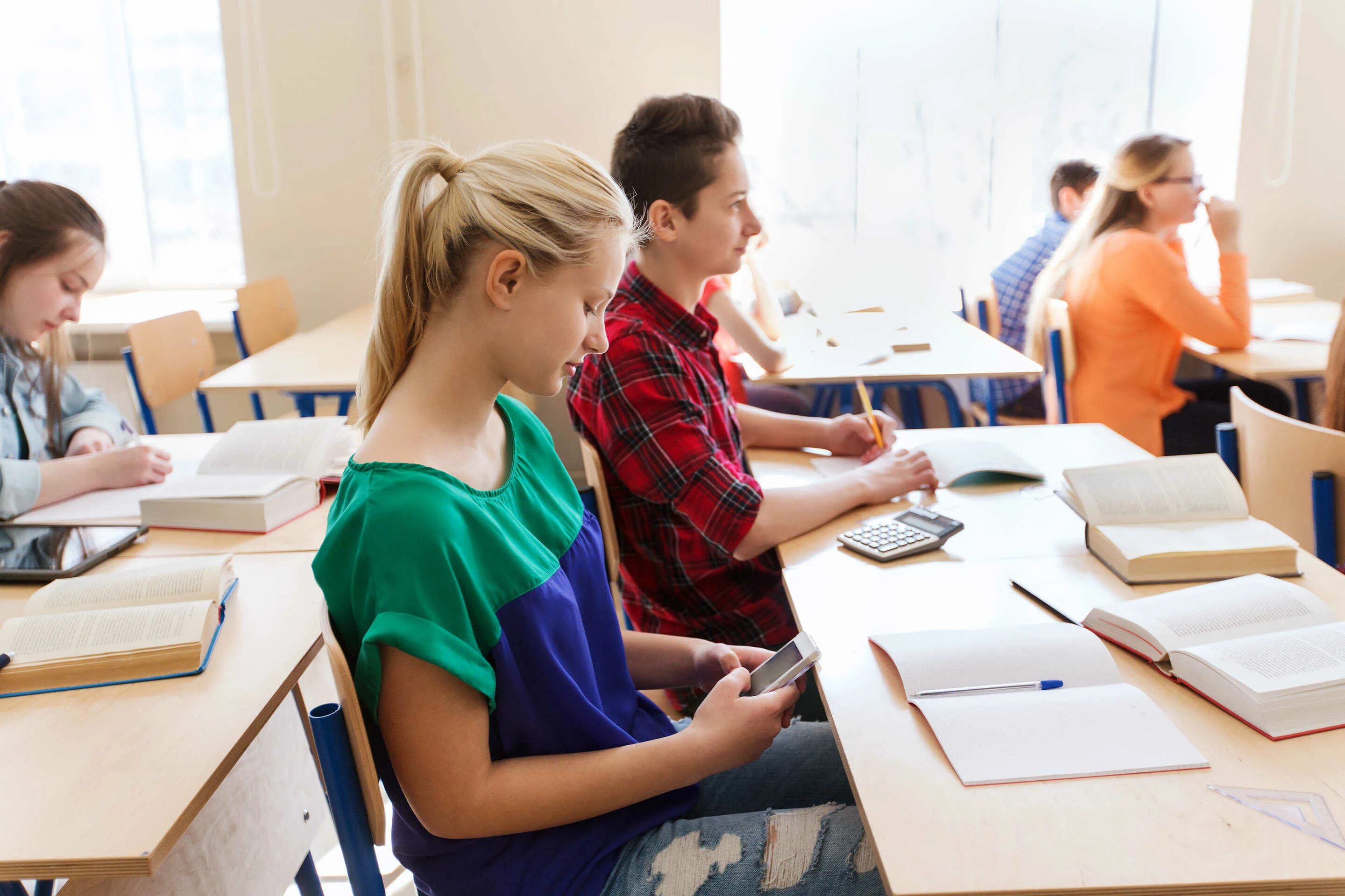 A difficult student. Подростки в школе. Современный ученик. Подростки учеба. Студенты на уроке.