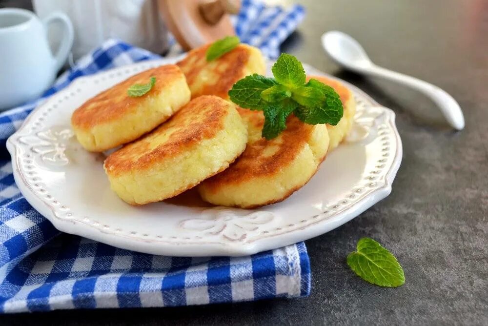 Сырники для детей рецепт. Сырники. Сырники из творога. Сырники творожники. Творожные оладьи с зеленью.