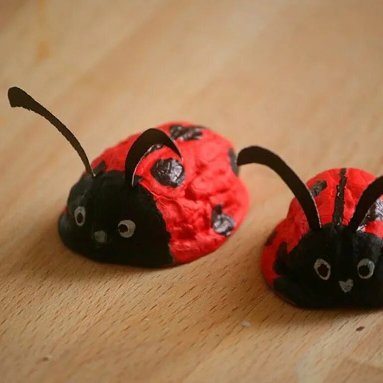 Поделки из скорлупы. Божья коровка из скорлупы грецкого ореха. божья коровка из грецкой скорлупы. божья коровка из грецкого ореха и пластилина. поделки для детей из скорлупок грецкого ореха.
