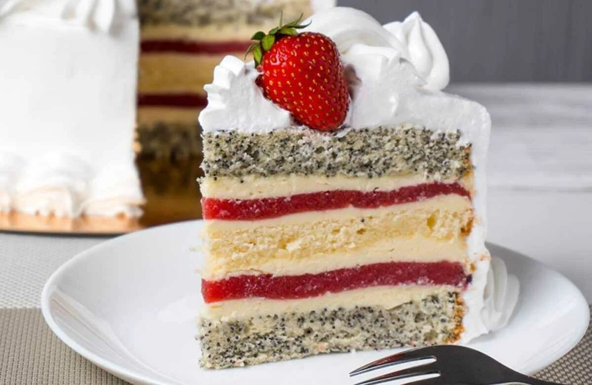 Бисквитный торт с клубникой. Клубнично маковый торт. Торт маковый с ягодным конфи. Торт клубничный поцелуй с кремом чиз. Маково клубничный торт.