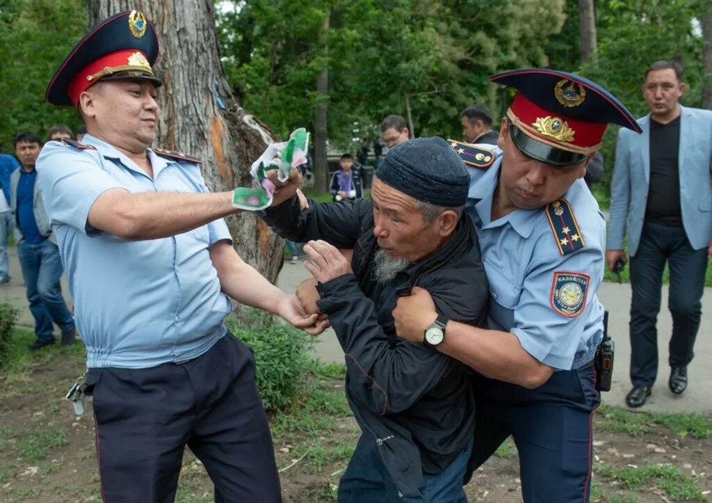 Митинги в Казахстане. В Казахстане полиция митинги. Казахи митинг. События в казахстане сегодня