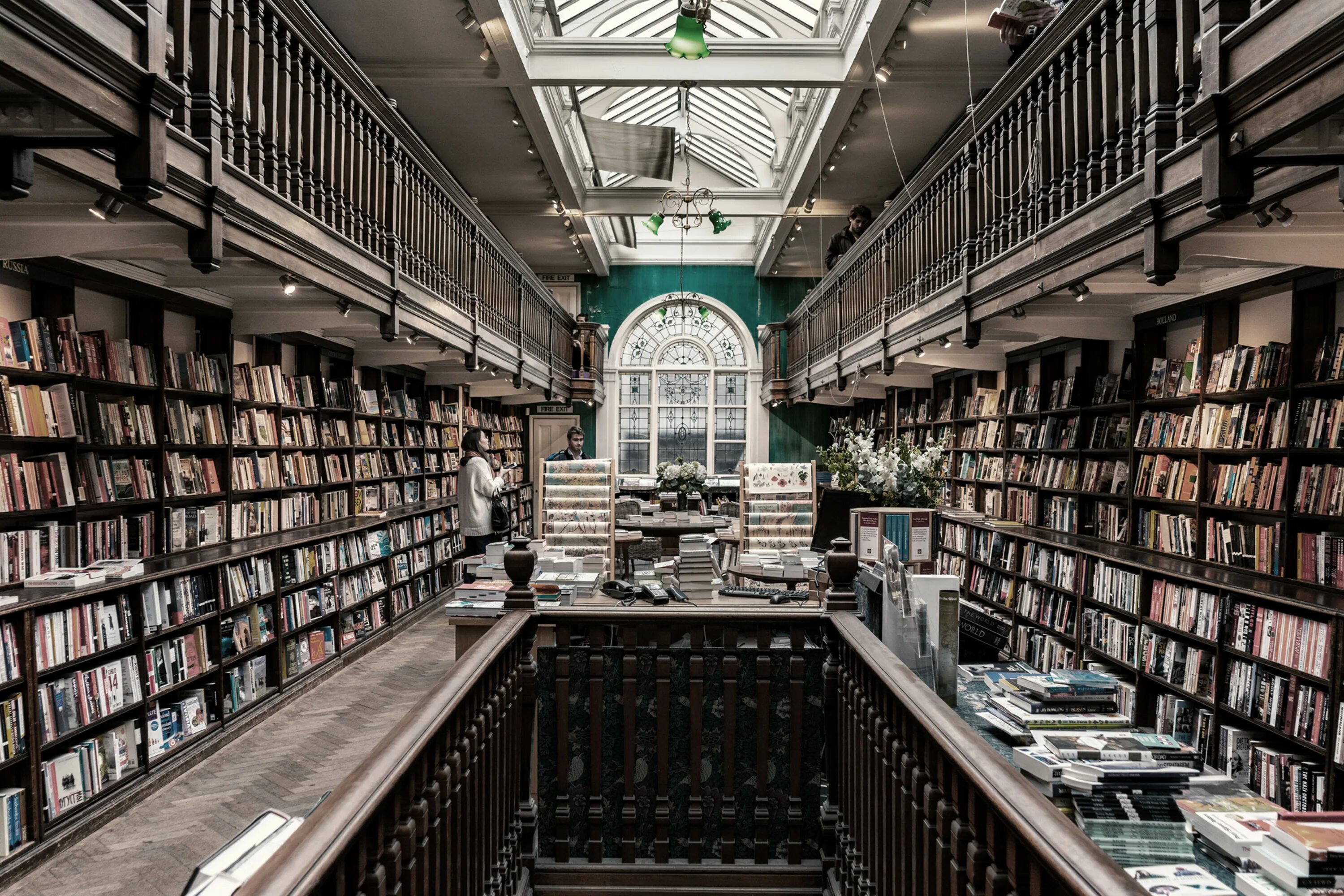 Самые популярные книжные магазины. Daunt books, Мэрилебон. Книжный магазин Barnes Noble. Книжный магазин в Лондоне.