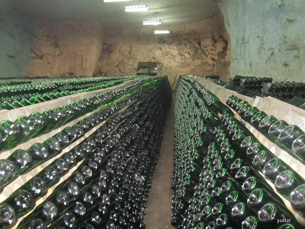 Завод шампанских вин артемовск. Артемовском заводе шампанских. Завод шампанских вин голицына новый свет. Дегустационный зал артемовский завод шампанских вин. Артемовском заводе шампанских.