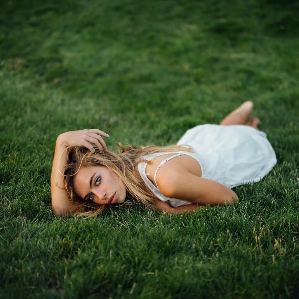Девушка лежит на лужайке. Фотосессия на траве. Фотосессия на газоне. Красивые позы на газоне. Красивые девочки сверху