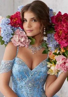 Пышное платье с декольте