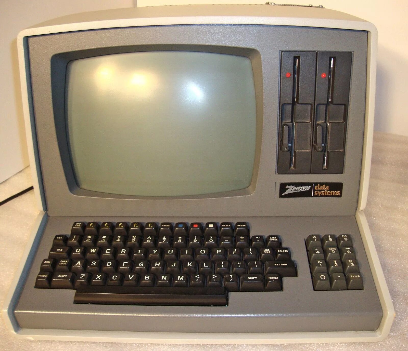 Как называется старый компьютер. Мониторы ibm 80е. zenith z-100. ibm мониторы в 80. монитор для компьютера сбоку 90-е годы.