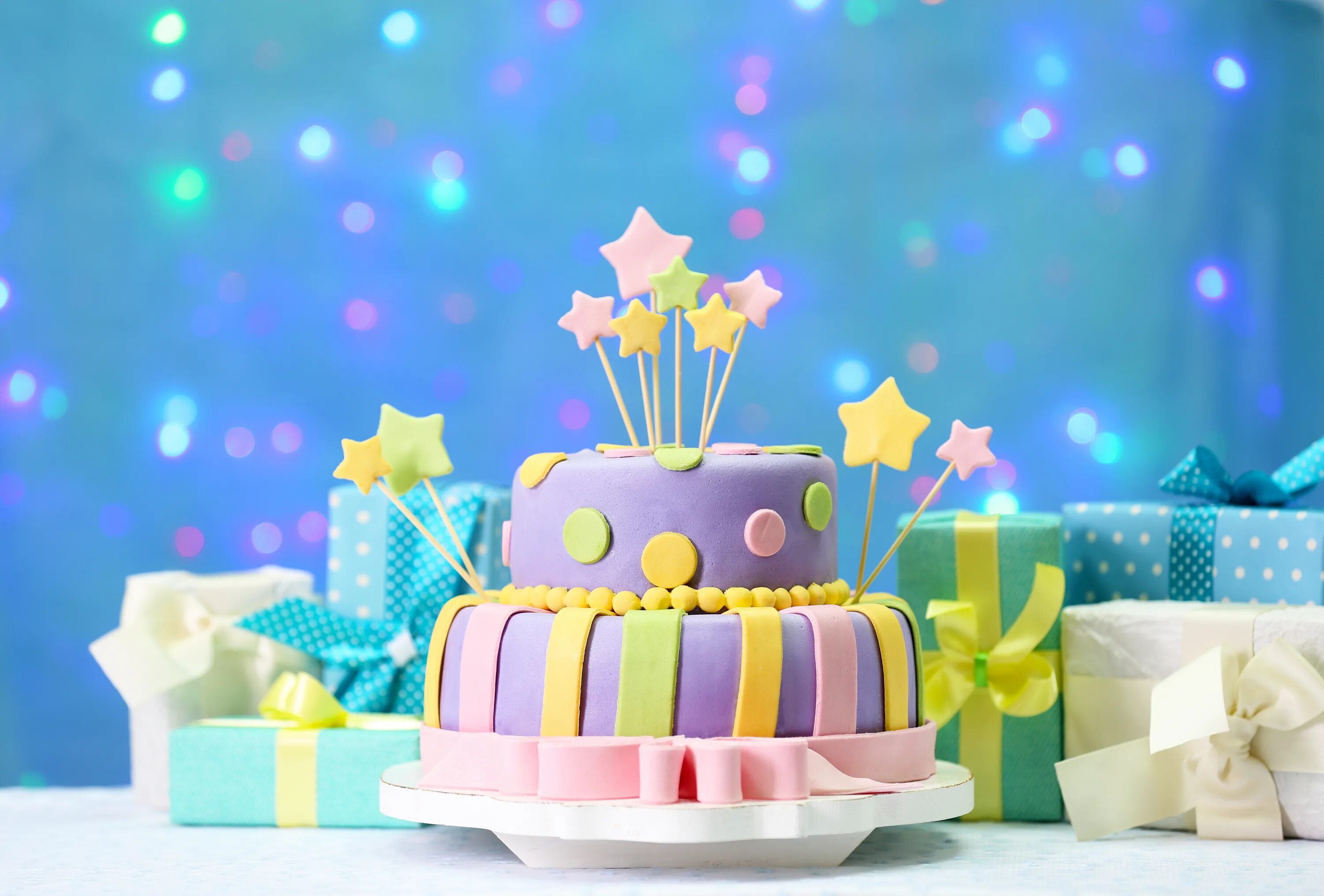 Тортик с днем рождения. Красивые тортики на день рождения. Подарок торт красивый. Шары на торте.