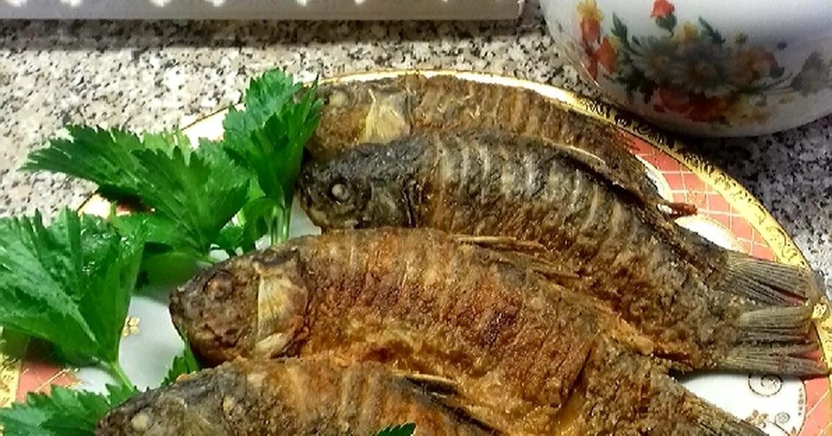 Жареный карась на сковороде. Рецепт жарки карася. Карасики в духовке. Жареные карасики. Жареный карась на сковороде.