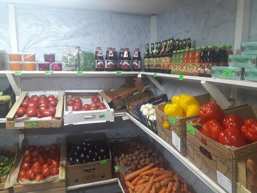 Витрина магазина овощи фрукты. Сниму павильон под овощи фрукты. Сниму под фрукты. Стильные название для магазина фрукты и овощи. Красивая выкладка овощей и фруктов на витрину в ларьке.