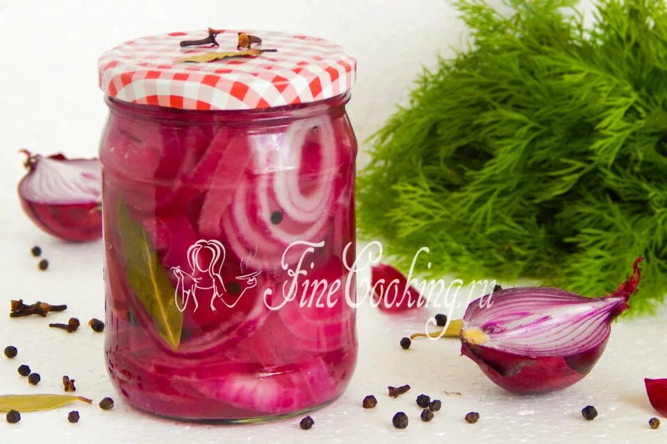 Красный лук для зимы. Красный лук на зиму. Маринованный лук в банке. Зимние заготовки из лука порея на зиму. Маринованный лук.