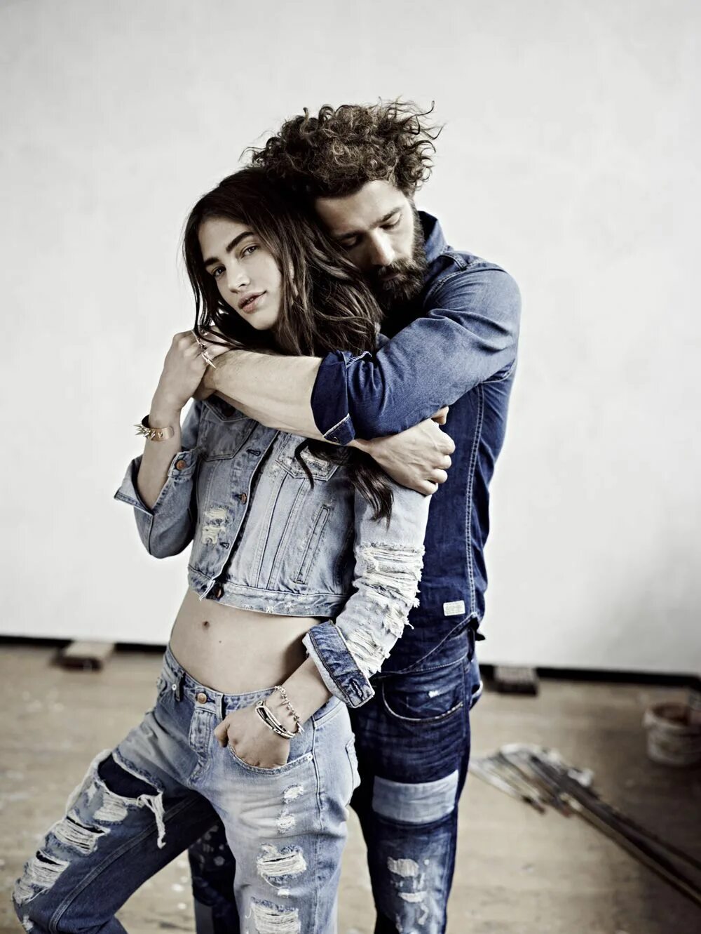 Пары в джинсах. Фотосессия пары в стиле гранж. Парень и девушка в джинсах. Парная фотосессия в студии.