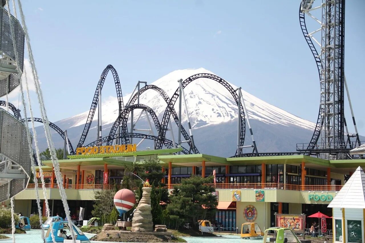 Развлечения в японии. Парк Fuji q Highland. Фуджи Кью парк аттракционов в Японии. Takabisha, парк Fuji-q Highland, Фудзиесида, Япония. Фудзи Кью хайленд в Японии.