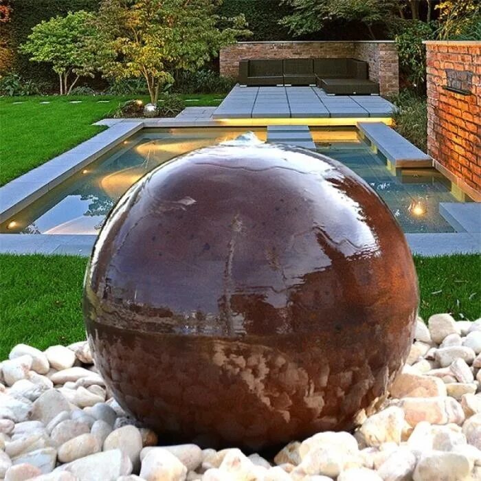 Садовый фонтан шар. Фонтан из corten steel. декоративные шары для ландшафта. фонтан с каменным шаром.