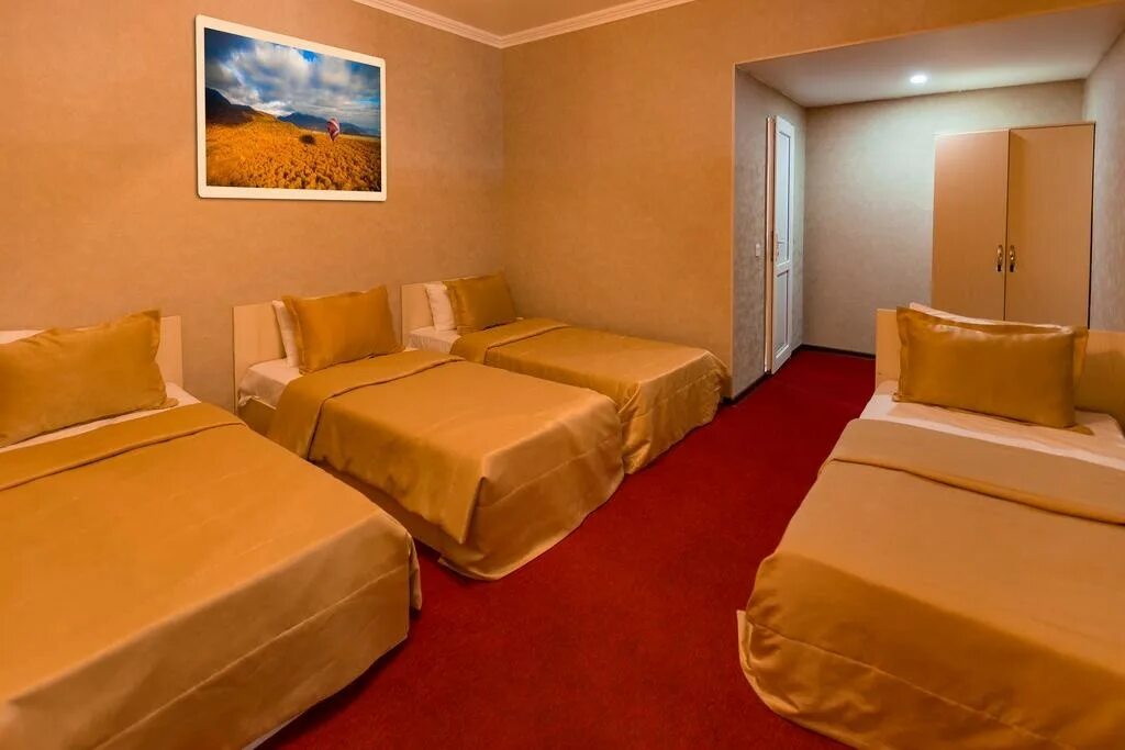 Сколько трехместных номеров. Riva Hotel 3. Riva 3* номера. Четырехместный номер в гостинице. Номер с тремя кроватями.