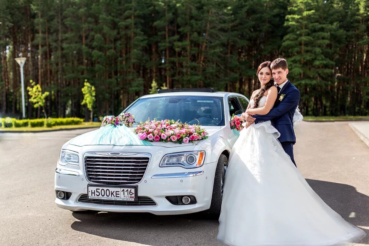 свадебный мерседес w212. машина жениха невесты. машина жениха невесты. свадебный мерседес w212. невеста в машине.