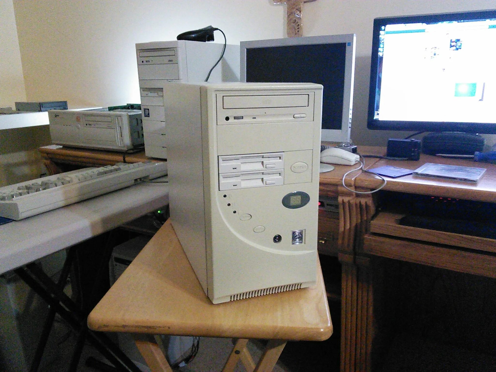 Пентиум 1. Компьютер пентиум 1. Компьютер пентиум 133. Компьютер пентиум 4 2005 года. ПК 200к.