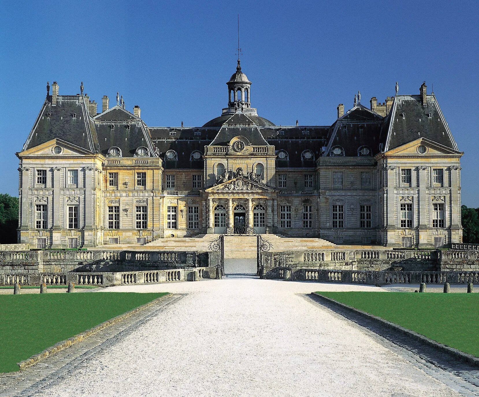Классицизм во франции архитектура. Замок во-Ле-Виконт Франция стиль. Барокко во Франции замок во Ле Виконт. Замок Мезон-Лаффит Франция. Шато де Мезон Париж.