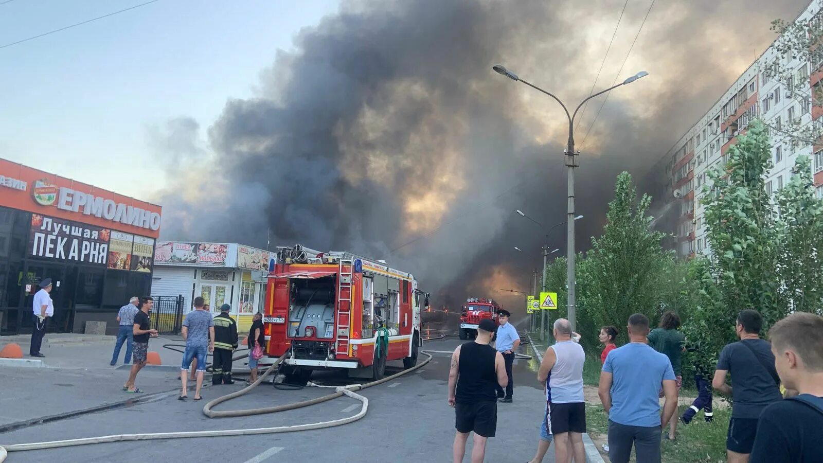 Что случилось в волжске сегодня. Пожар на рынке в Волжском. Сгорел рынок. Волжский горит рынок.