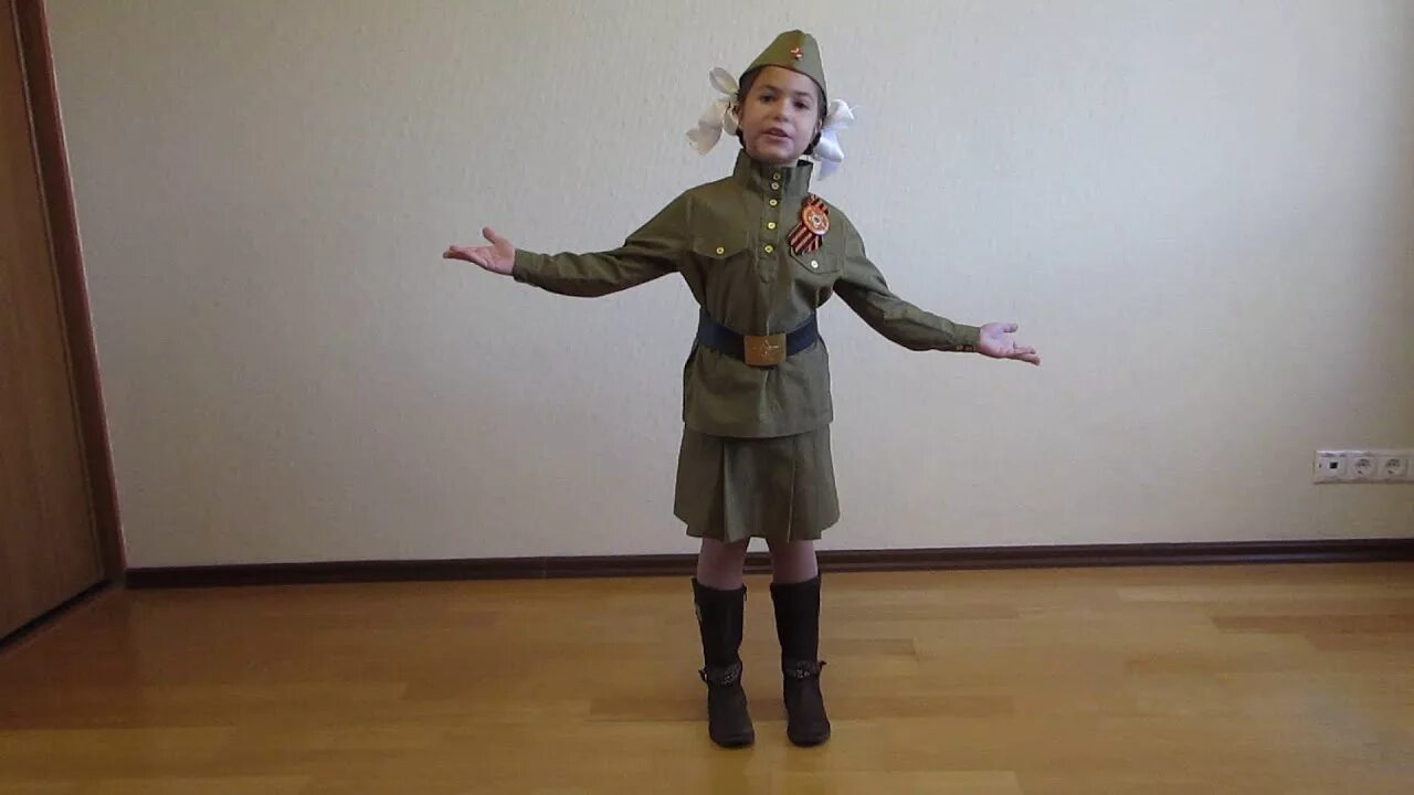 Танец катюша в детском саду средняя группа. Катюша костюмы для детей. Костюм для танца Катюша. Девочки поют в военной форме. Костюм Катюша для девочки.