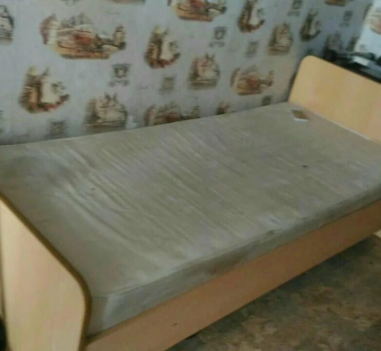 Авито купить полуторку. Советская кровать полуторка. Б/У .кровать полуторка. Кровать полуторка б/у с матрасом. Кровать полуторка с матрасом оранжевая.