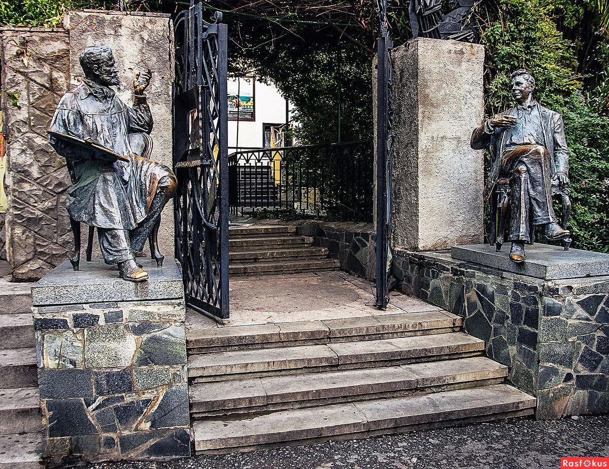 Музей коровина в гурзуфе. Памятник Шаляпина и Коровина в Гурзуфе. В Гурзуфе памятник Коровин и Шаляпин. Дом музей Коровина в Гурзуфе. Памятник Шаляпину в Гурзуфе.