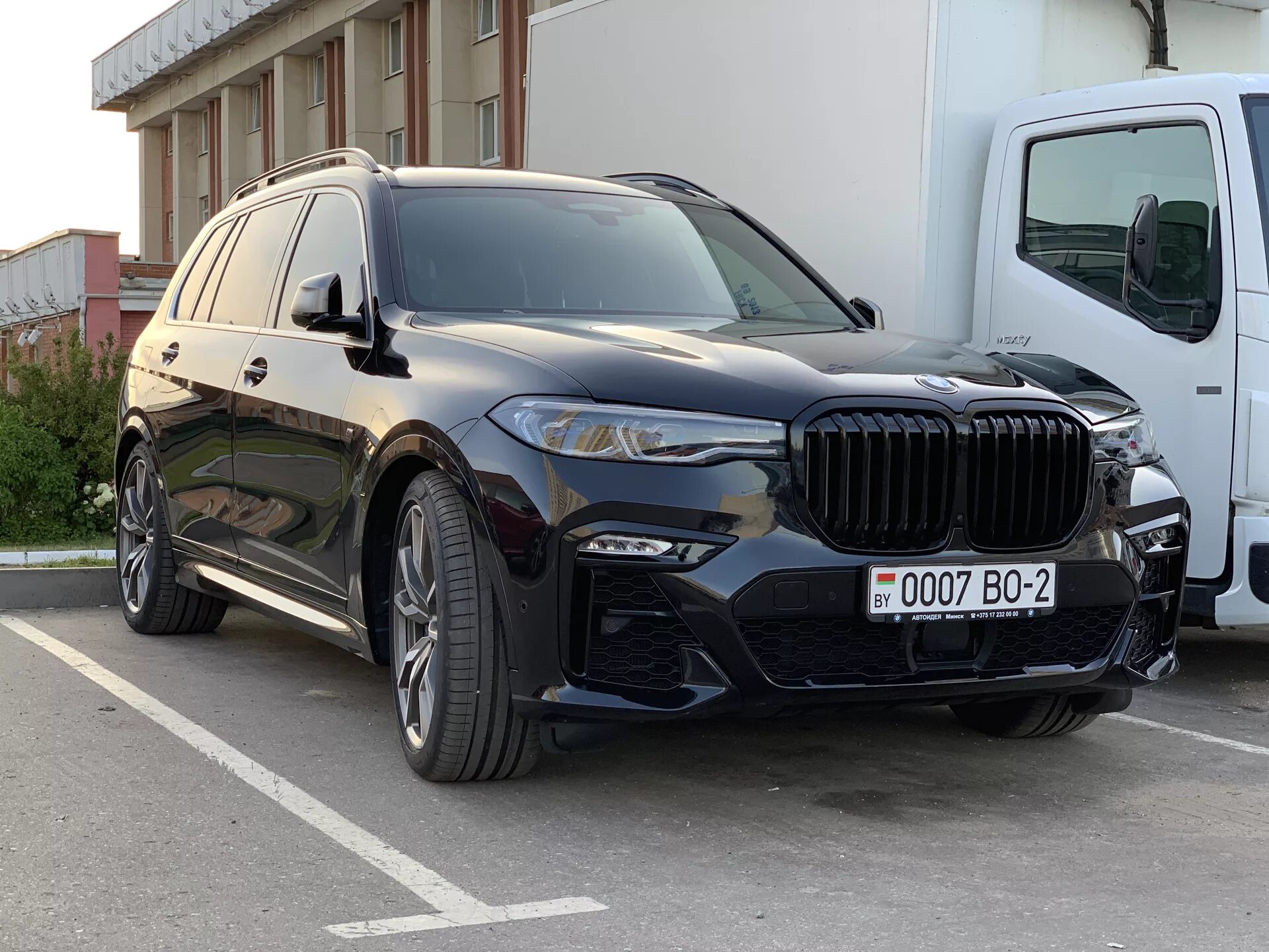 Х 8 е х 7. BMW x7 g07. BMW x7 m50d матовый. BMW x7 m50d черный. BMW x7 черный карбон.