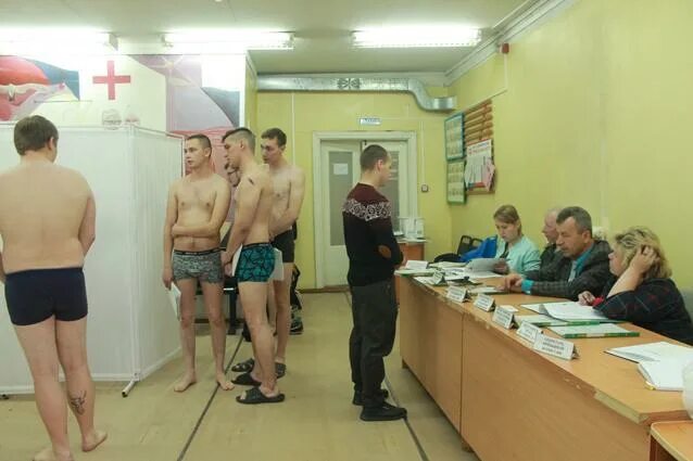Медосмотр призывников у хирурга. Медосмотр для санитарной книжки. Медицинская комиссия в военкомате. Голый медосмотр в военкомате. Медосмотр школьников.