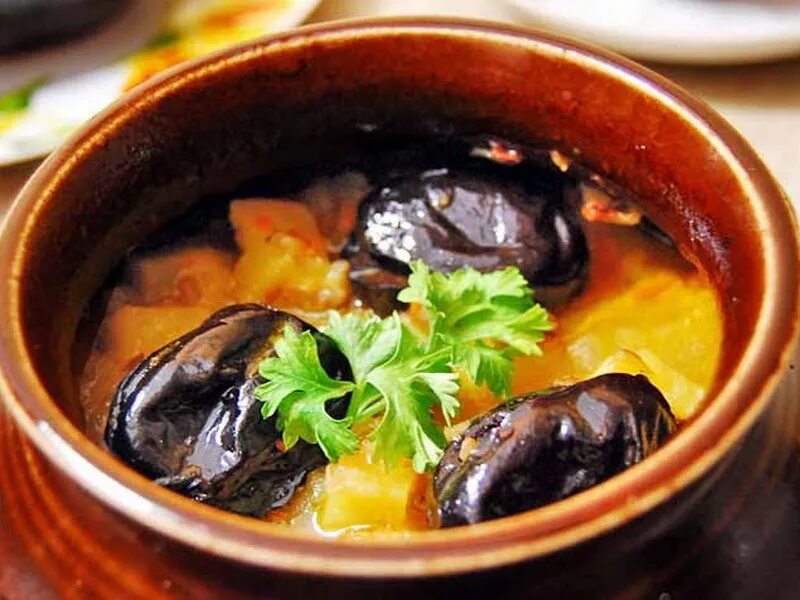 жаркое в горшочках с черносливом. рецепт мясо с черносливом в горшочке. рецепт мясо с черносливом в горшочке. мясо с черносливом в горшочке. жаркое казань (жаркое с черносливом - татарское национальное блюдо).