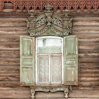 Окно с наличниками и ставнями