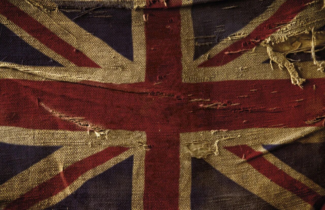 Флаг Англии 16 век. Букингемский дворец флаг Union Jack. Флаг Британии 16 века. Флаг Великобритании 16 век. В англии спустили флаг