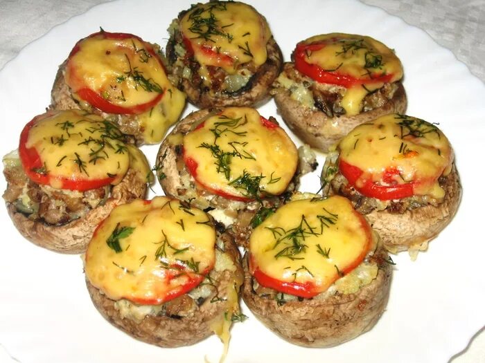 Шампиньоны фаршированные шампиньоны фаршированные. Вкусный рецепт фаршированных шампиньонов в духовке. Запеченные фаршированные шампиньоны. Шампиньоны фаршированные рататуем. Фаршированные грибы шампиньоны.