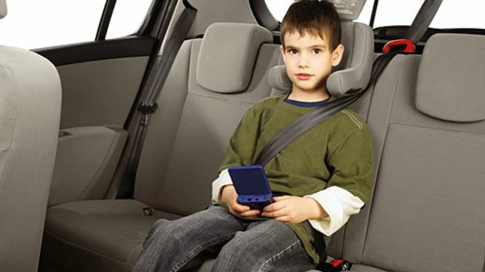 Какое автокресло можно использовать. Детский кресло для автомобиля. Автокресло для детей в машине. Защита детей в автомобиле. Автомобиль для детей.