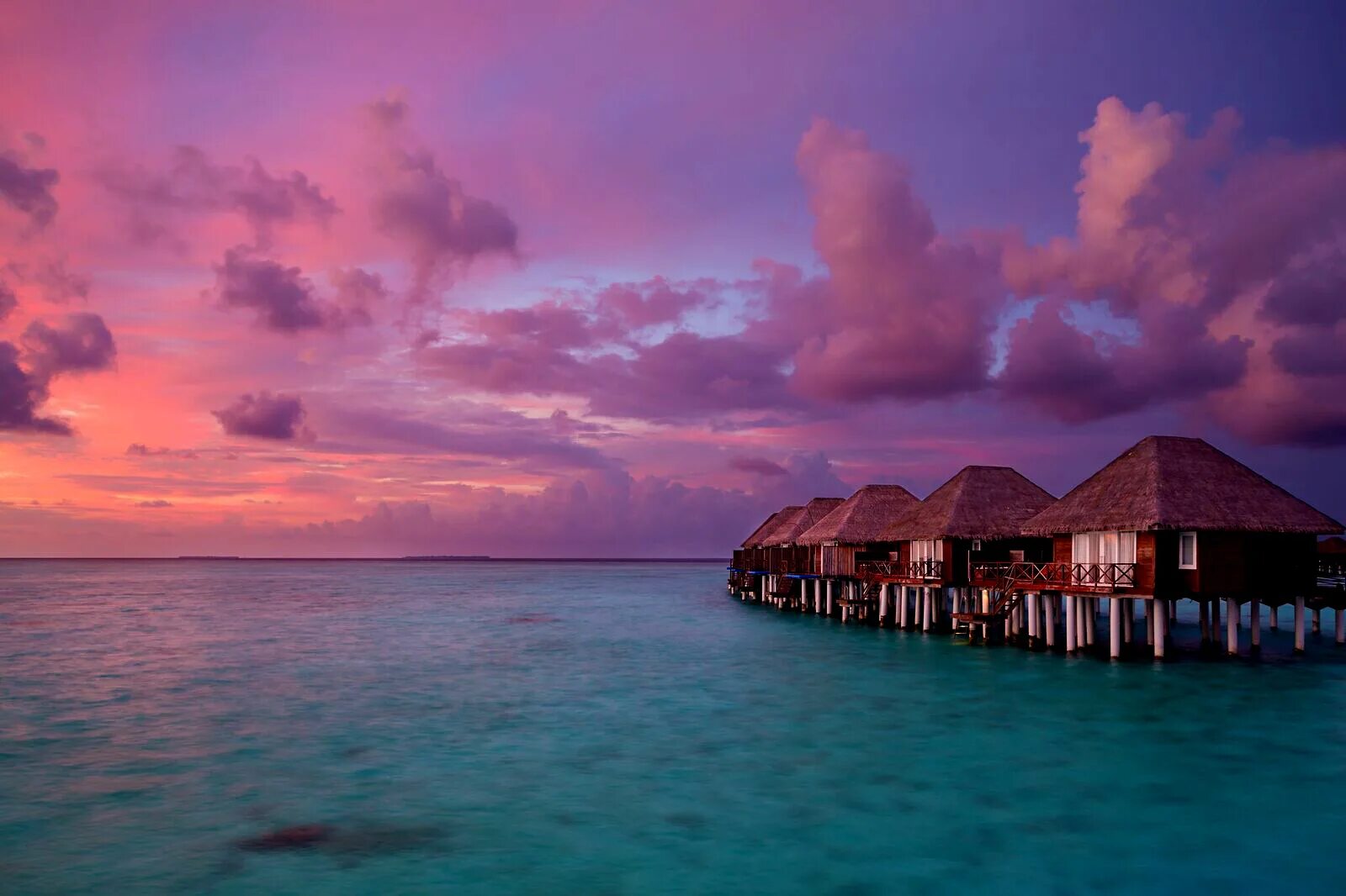 Океан мальдивы закат бунгало. Sun siyam iru fushi. Sunset мальдивы. Мальдивы закат. Сансет бич мальдивы.