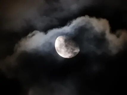 Света луны очерченного облаком