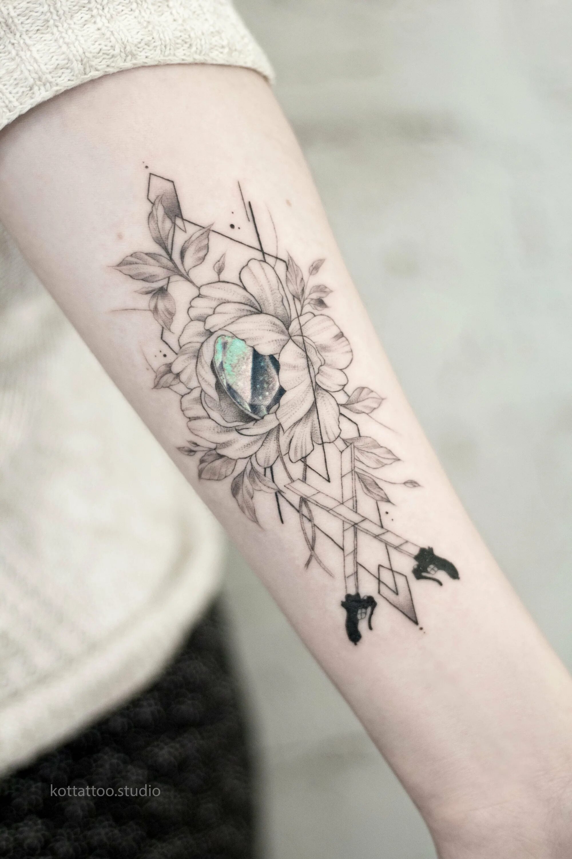 Красивые тату на руке женские. Тату на предплечье девушке со смыслом. Тату на предплечье. Тату на предплечье для девушек цветные. Тату на руке.