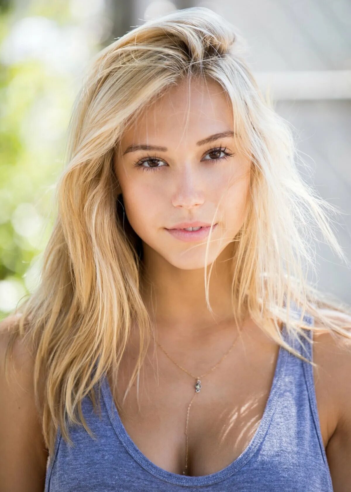 Blonde babe gets. Алексис РЕН. Алексис РЕН (Alexis Ren). Алексис РЕН блондинка. Модель Алексис Рене.