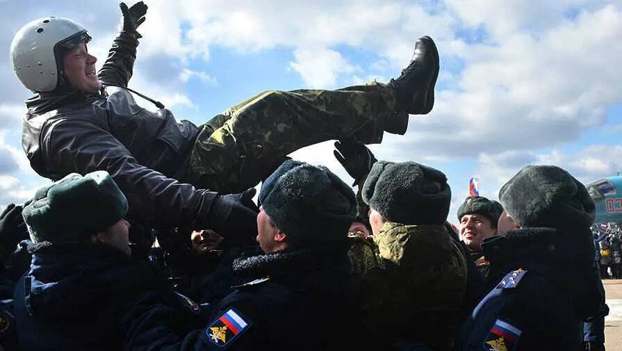 Лица прибывшие. С возвращением с армии. Встреча российских солдат на Украине. Русский солдат встреча. Поддержка российских солдат.