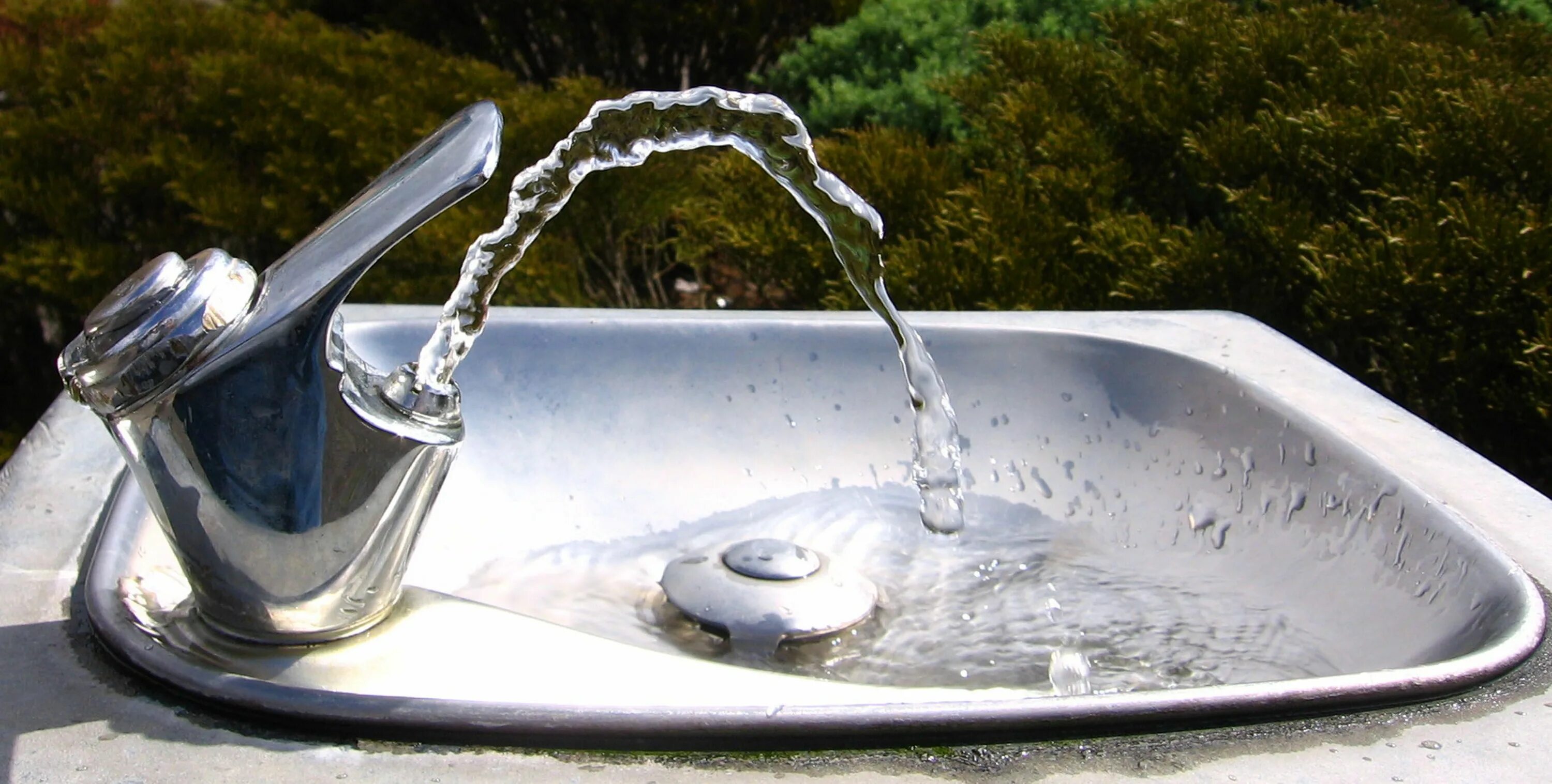 Water fountain перевод на русский. Фонтанчик для питья. Кран для питьевой воды фонтанчик. Кран для питьевого фонтанчика. Фонтанчик с водой.