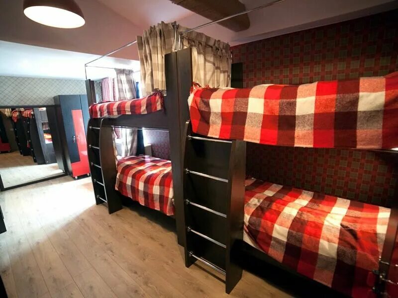 Хостел смайл нижний новгород. Smile большая покровская ул. Ялта хостел островок. Смайл хостел. Смайл хостел.