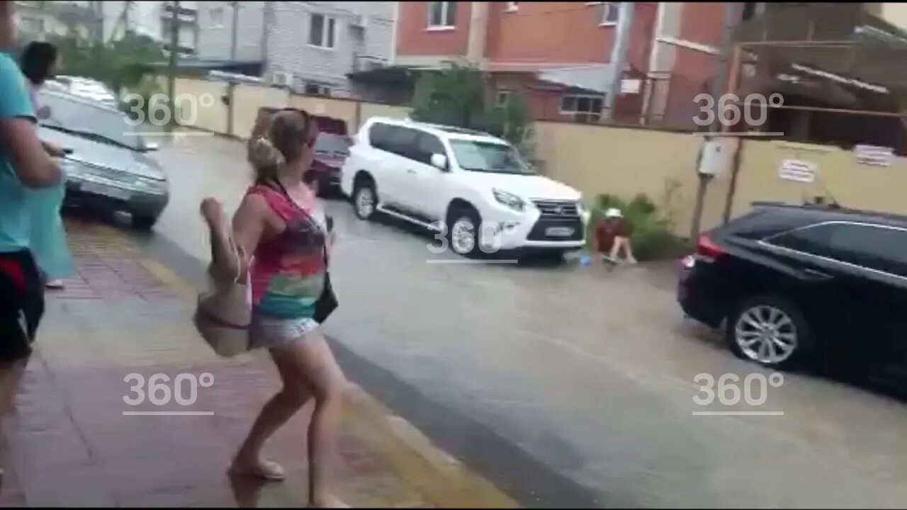 Фото девушки которую унесло в сочи. Мальчик провалился в ливневку в сочи. ребенка унесло в ливневую канализацию сочи. ребенок провалился в ливневку в сочи. сочи мальчик упал в ливневку.