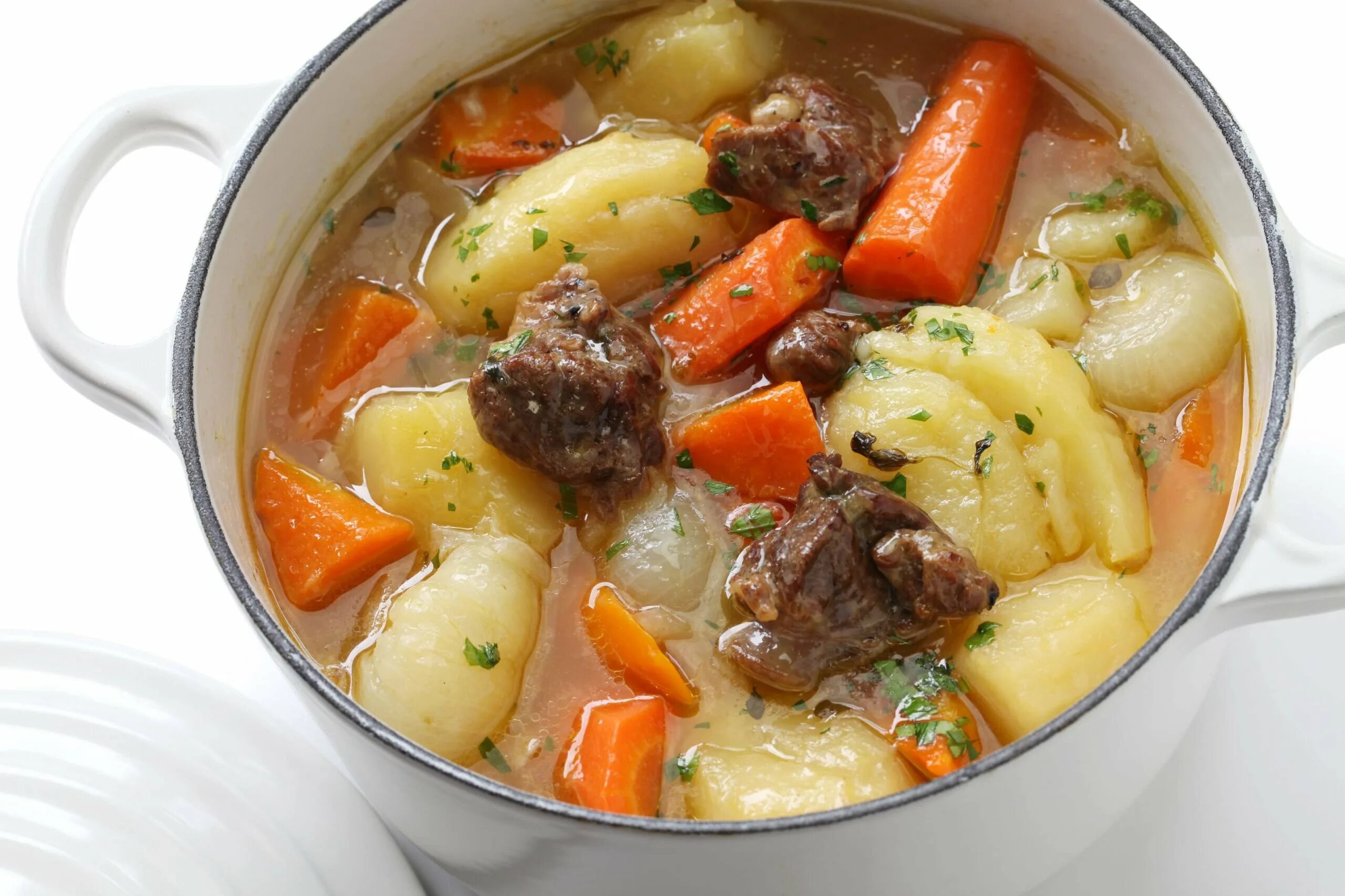 Свинина с овощами в кастрюле. Irish Stew блюдо. Рагу ди Монтоне - рагу из баранины. Ирландское рагу. Ирландское рагу из баранины.